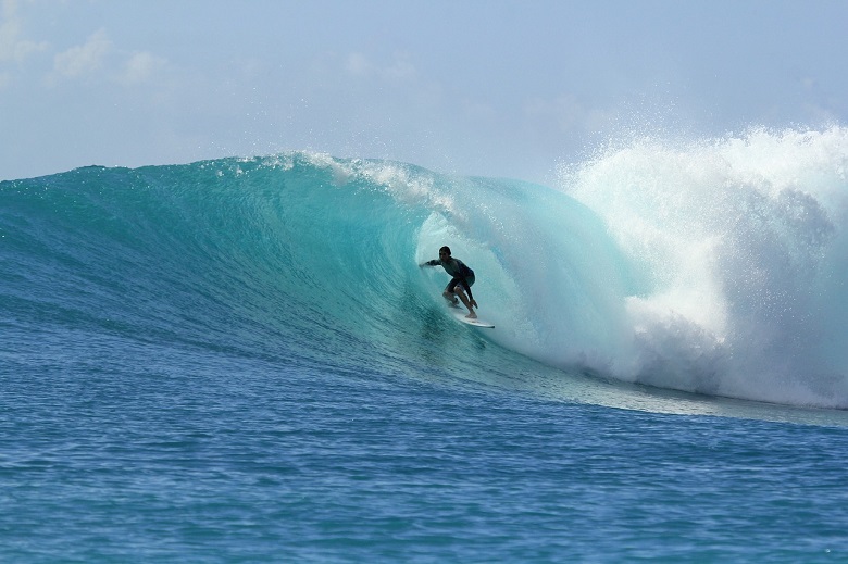 Surfando nas Maldivas