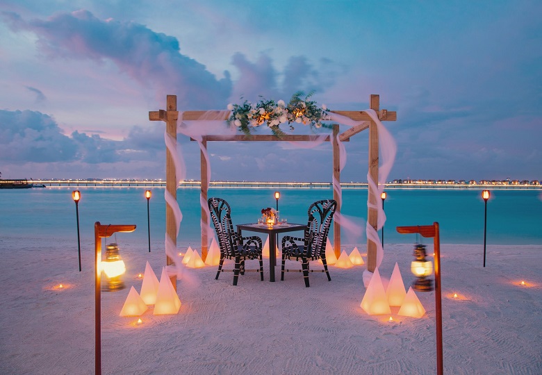 Cena privada en la playa a la luz de las velas