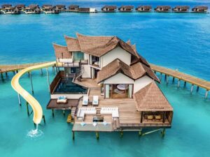 Ozen Reserve Bolifushi Overwater Villa met glijbaan