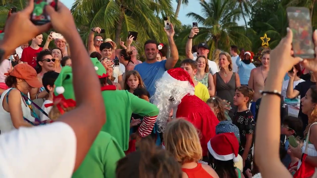 🎅 Santa’s Magical Arrival in Meeru Maldives! A Tropical Christmas Like Never Before! 🌴✨
