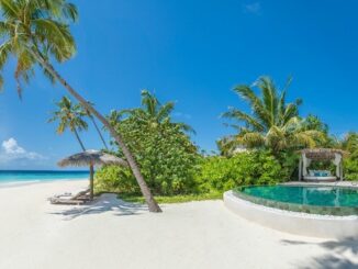 Villa con piscina en la playa de Milaidhoo, Maldivas