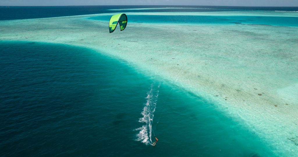 Fangen Sie den Wind mit Kitesurfing-Weltmeister Youri Zoon auf COMO Cocoa Island