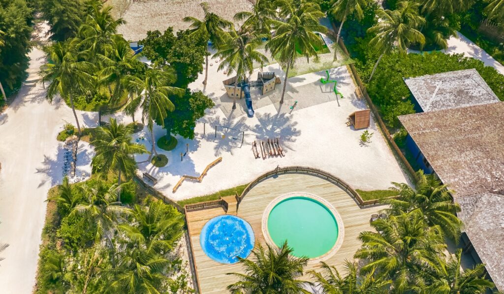 Vista aérea do Jawa Kids Club, da área de recreação ao ar livre e da piscina infantil