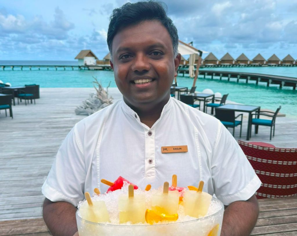 Dyk ned i sjov med ispinde i Mercure Maldives Kooddoo Resorts poolbar