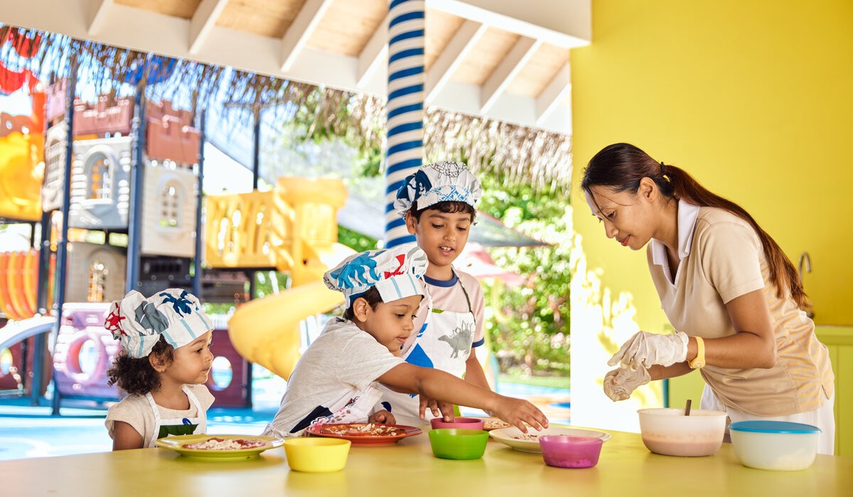 Clase de cocina en Kandiland Kids Club en Kandima