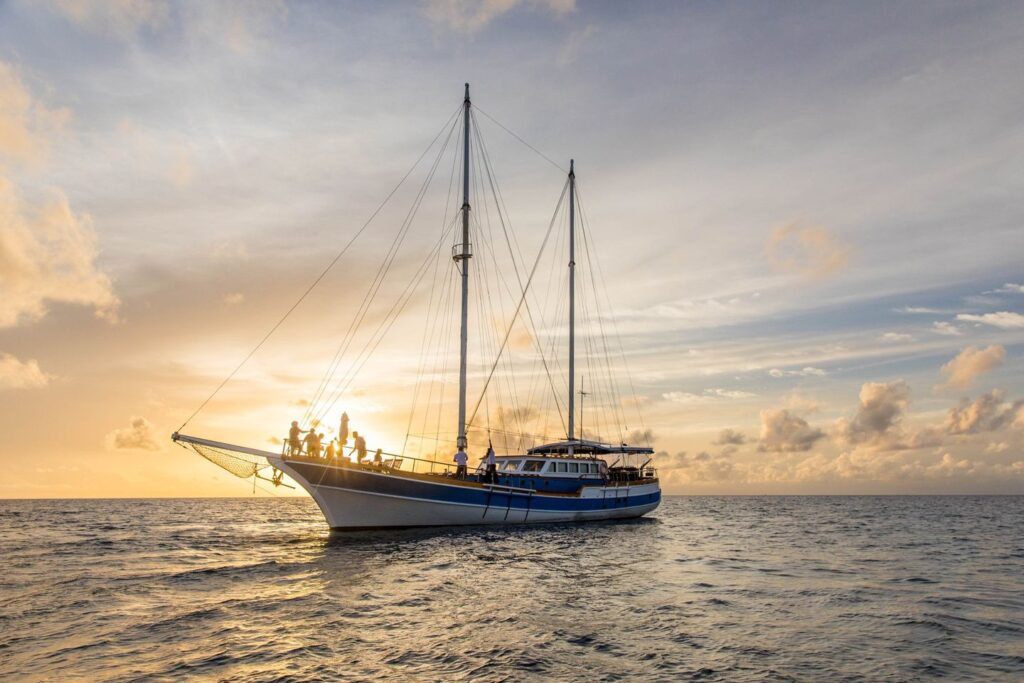 - Paraíso de Maldivas Meeru Madives Resort Island's timber Yacht Kamana